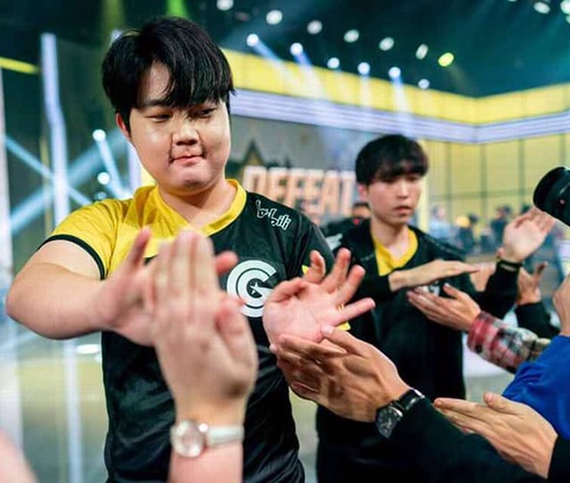 Team Dignitas giữ chân thành công Huni