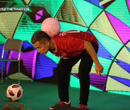 Đỗ Kim Phúc trổ tài tâng bóng rổ tại Vietnam Sport Show 2019