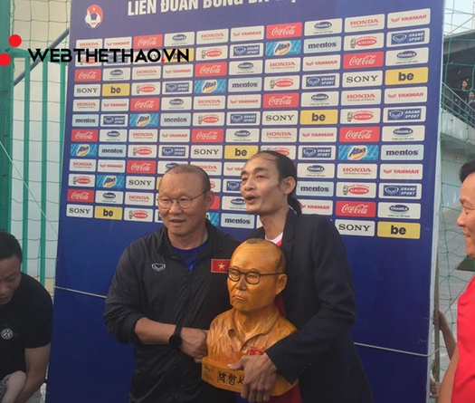 HLV Park Hang Seo bất ngờ nhận món quà đặc biệt từ CĐV