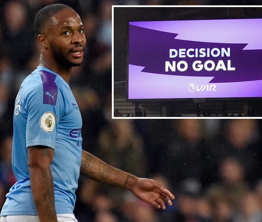 Sterling lại bị VAR “nguyền rủa” dù Man City ngược dòng Chelsea