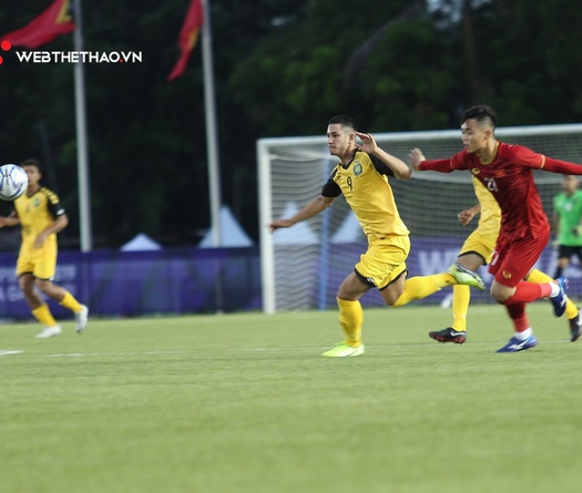 U22 Brunei quá yếu, Thái tử Brunei chỉ biết vừa chạy vừa xin bóng