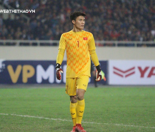Bùi Tiến Dũng tiết lộ nỗi sợ lớn nhất khi chơi trên mặt cỏ nhân tạo