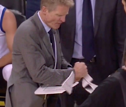 Golden State Warriors chiến thắng nhờ HLV Steve Kerr ... tự làm đứt tay