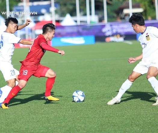 Quang Hải dính chấn thương vì quá tải hay do mặt sân cỏ nhân tạo?