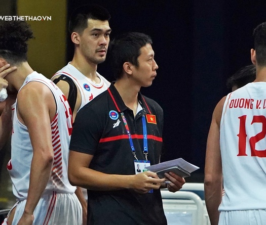 Trợ lý HLV Vinh Tẩm hạnh phúc với món quà sinh nhật của đội tuyển Việt Nam