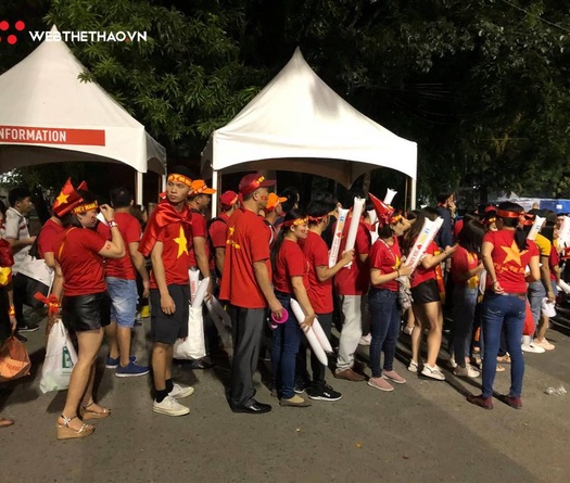 CĐV rồng rắn tiếp lửa cho U22 VIệt Nam