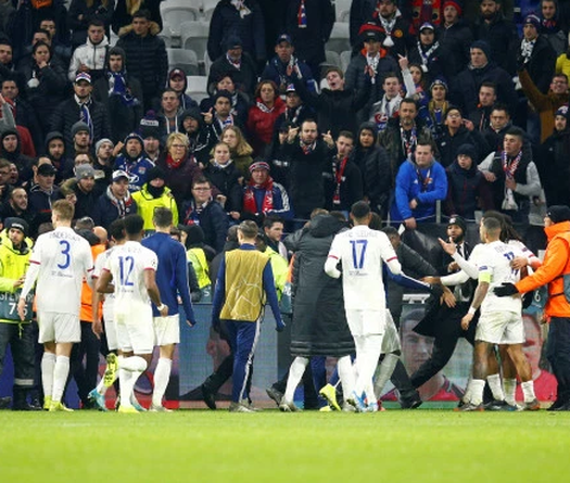 Cựu sao MU đụng độ với ultras ở Cúp C1 để bảo vệ đồng đội