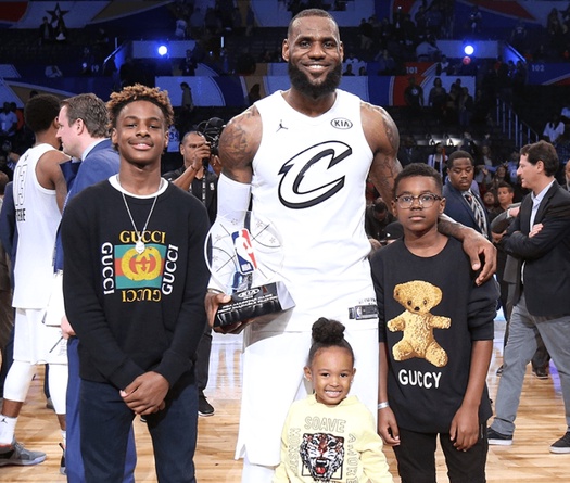 Thăng hoa cùng Lakers, LeBron James vẫn buồn vì lỡ trận đấu của con trai