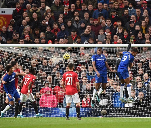 CĐV MU chỉ trích không thương tiếc Luke Shaw sau trận hòa Everton