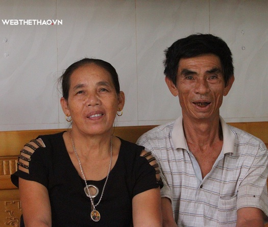 Siêu kình ngư Huy Hoàng và chiếc điện thoại “cục gạch” đầy tình thương cha mẹ