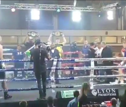 Boxer bị loại khỏi vòng chiến vì rơi khỏi võ đài khi … khởi động?