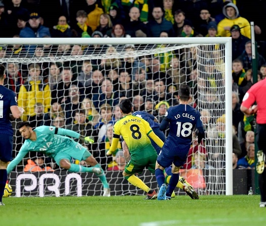 CĐV MU và Arsenal “cà khịa” thủ môn Tottenham sau bàn thua