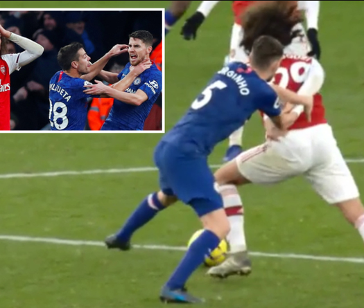 CĐV Arsenal nổi giận khi Jorginho không bị thẻ đỏ trước lúc ghi bàn