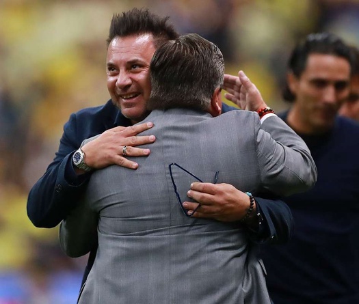 HLV Monterrey bật khóc sau khi hoàn thành tâm nguyện của cậu con trai quá cố