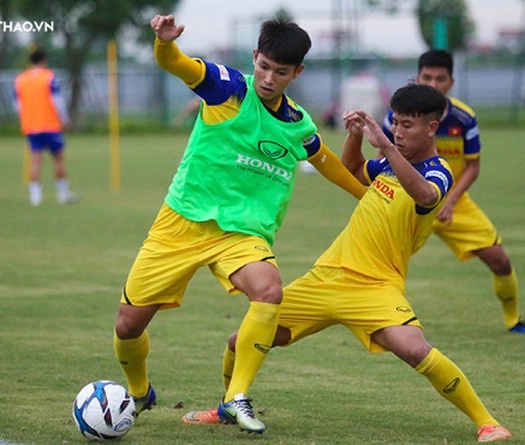 Trọng Hùng đá hậu vệ biên: Sự cẩn trọng hay đòn hỏa mù của thầy Park?