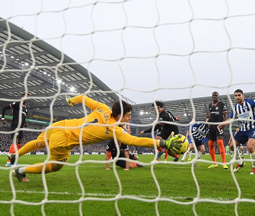 Kepa không lu mờ trước khung gỗ Chelsea dù lọt lưới từ siêu phẩm