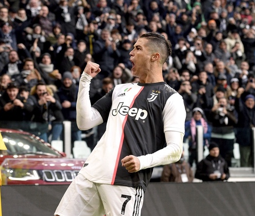 CĐV Ronaldo lại có dịp “troll” Messi sau hat-trick đầu tiên tại Serie A