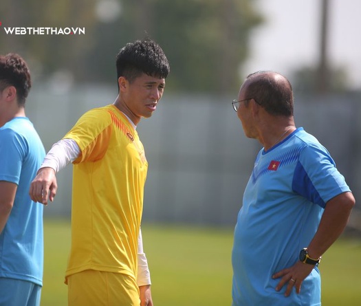 Đình Trọng băng kín đùi tập luyện, thầy Park nín thở chờ đợi