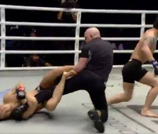 Võ sĩ “bẻ chân” trọng tài sau khi bị hạ knockout ở ONE Championship
