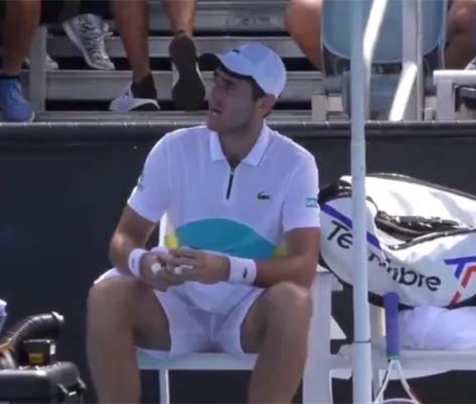 Nhờ bé gái lột chuối: Lời đề nghị khiếm nhã nhất giải Úc Mở rộng?