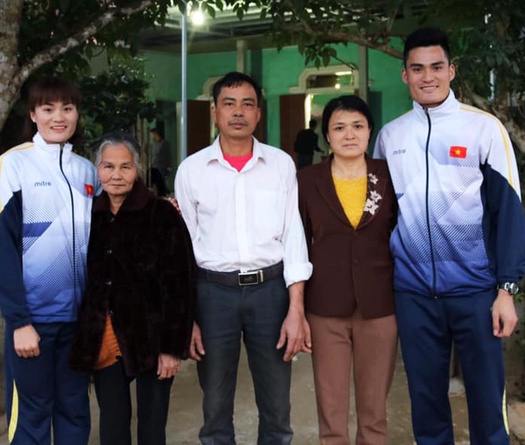 Sao điền kinh “tạm đóng chế độ tập luyện” đón Tết Canh Tý 2020 với gia đình