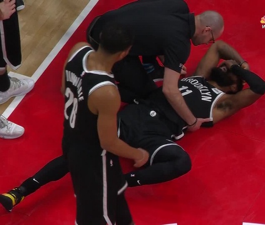 Cập nhật: Kyrie Irving dính chấn thương sau pha "bẻ quặp" đầu gối