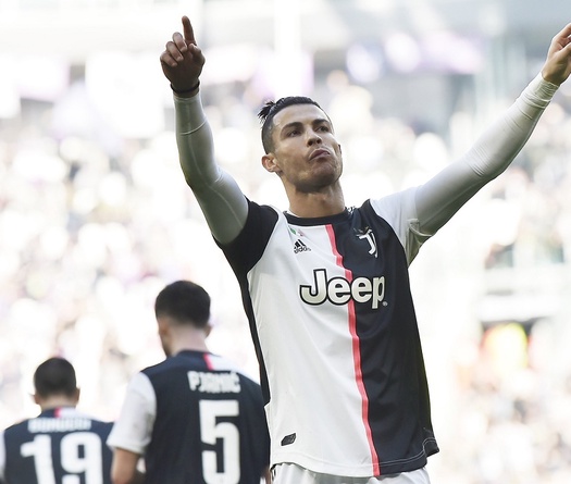 Ronaldo san bằng kỷ lục 15 năm của Juventus với cú đúp trước Fiorentina
