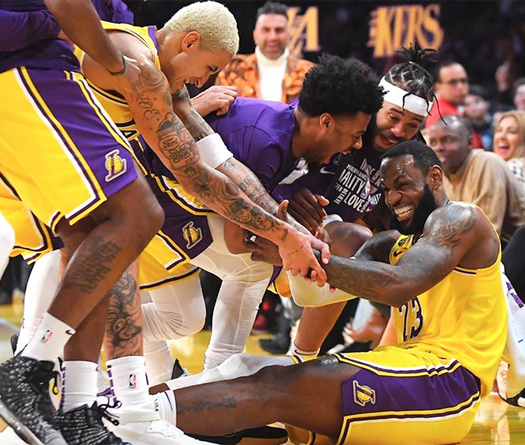 LeBron James bỗng hoá thành Stephen Curry, Lakers "sweep" Spurs tại Regular Season