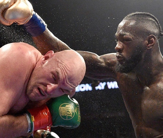 Điểm yếu chết người của Tyson Fury - thói quen vuốt mũi