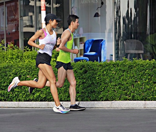 Cuồng chân vì giải chạy bị hoãn, dân chạy bộ đua nhau chạy dài cuối tuần