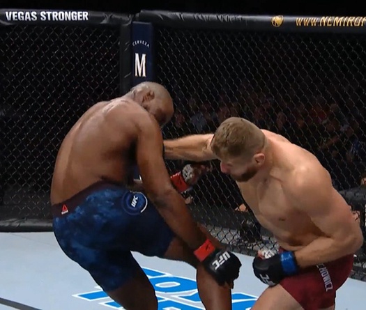 Kết quả UFC: "Hoàng tử Ba Lan" Jan Blachowicz thắng KO bất ngờ