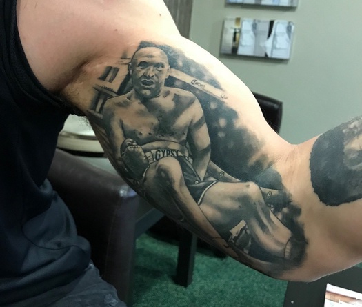 Fan cuồng xăm hình Tyson Fury trỗi dậy trong trận đầu tiên với Wilder