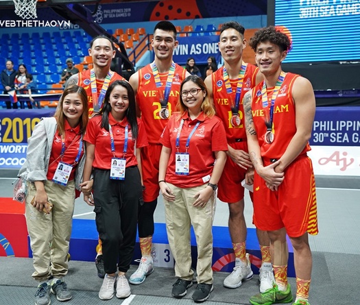 Justin Young và Tâm Đinh bất ngờ xuất hiện tại sân phủi Sài Gòn