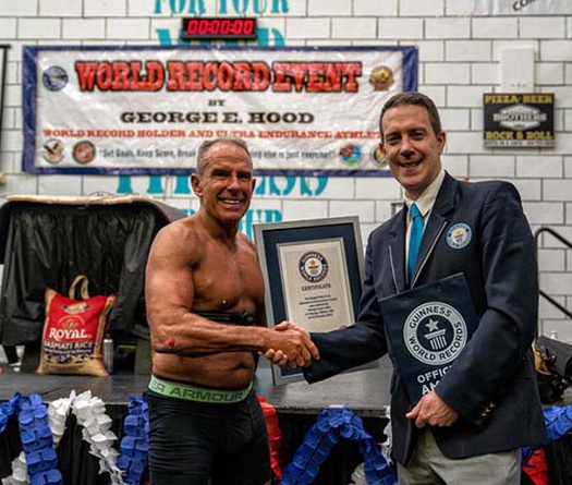 Cựu lính hải quân Mỹ 62 tuổi lập kỷ lục thế giới plank lâu nhất lịch sử