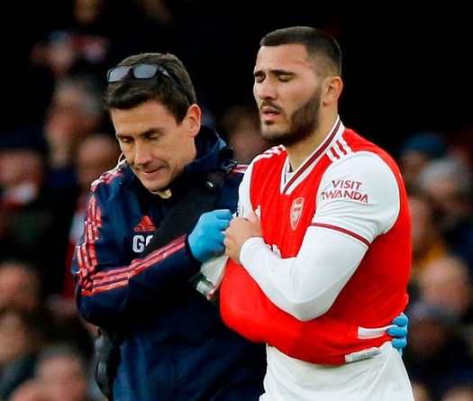 Arsenal "hưởng lợi" bất ngờ từ chấn thương của Kolasinac ở trận thắng Everton