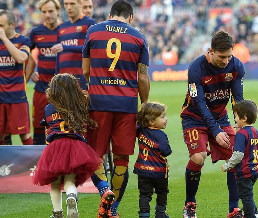 Con trai Messi và Suarez cùng ghi bàn cho đội U8 Barca