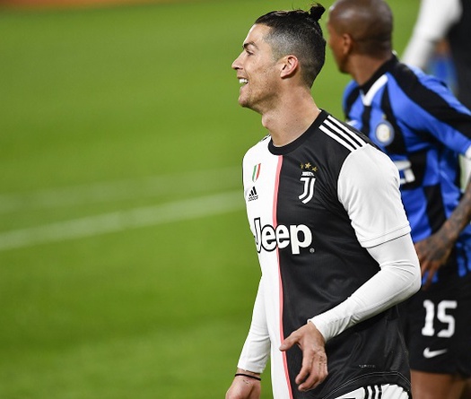 Ronaldo giả vờ bắt tay 5 CĐV khi Juventus đá với Inter không khán giả