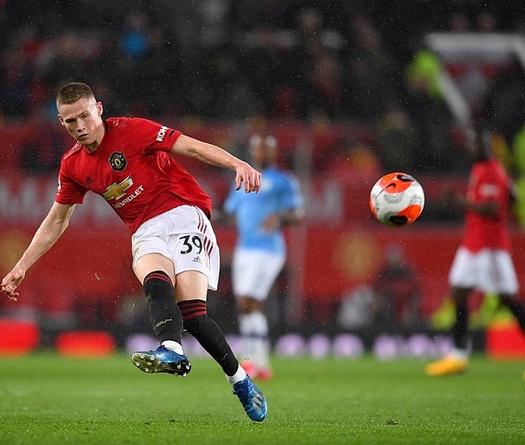 Sao trẻ MU lập siêu phẩm phút bù giờ với sai lầm khó tin của Ederson