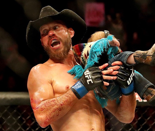 Donald Cerrone bị diễn viên Mark Wahlberg "tố" diễn cảnh hành động quá mạnh tay