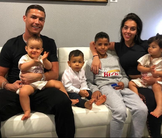 Ronaldo lại khoe thân hình 6 múi khi quảng cáo đồ lót mới