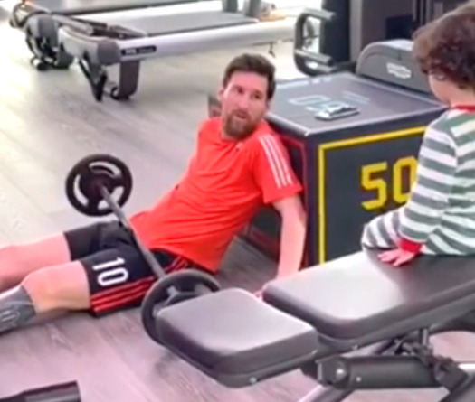 Messi tập luyện ở nhà với người bạn đồng hành đặc biệt