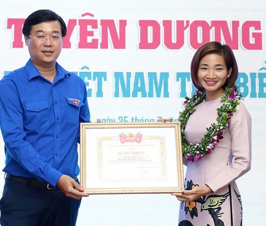 “Cô gái không phổi” Nguyễn Thị Oanh nhận bằng khen của Thủ tướng Chính phủ