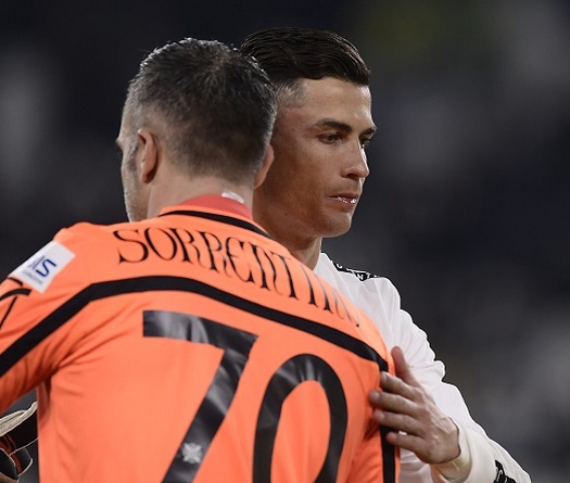 Ronaldo tức giận không đổi áo sau khi sút hỏng phạt đền