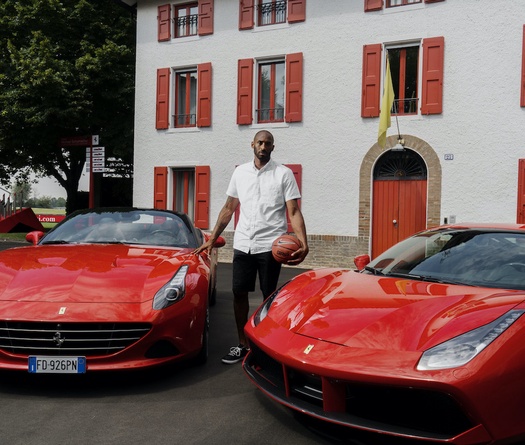 Kobe Bryant từng tự thưởng siêu xe Ferrari sau khi ghi 81 điểm