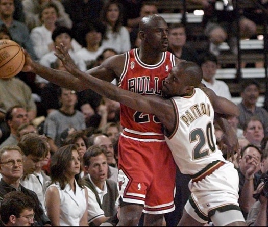Michael Jordan dạy dỗ tân binh kiêu ngạo như thế nào?