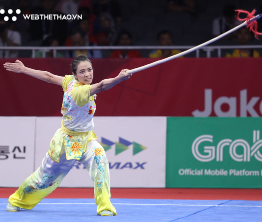 “Hot-girl” wushu Dương Thúy Vi trổ tài tung cước qua đầu hạ gục… chai nước