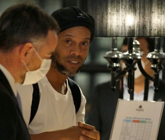 Khi nào Ronaldinho hết thời gian tại ngoại và bị đưa ra xét xử?