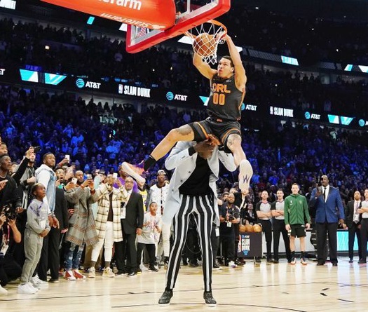 Tacko Fall nói gì khi làm nền cho siêu phẩm 9 điểm của Aaron Gordon?