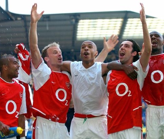 Tròn 16 năm, đội hình Arsenal bất bại đăng quang tại Ngoại hạng Anh