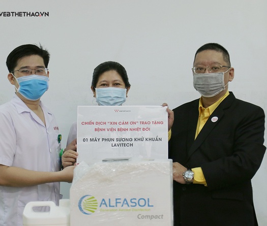 Y bác sĩ Bệnh viện Bệnh nhiệt đới với món quà ở lần thứ 3 trở lại của chiến dịch "Xin Cảm Ơn"